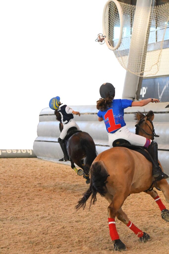 Azione di un canestro nel gioco dell'horseball